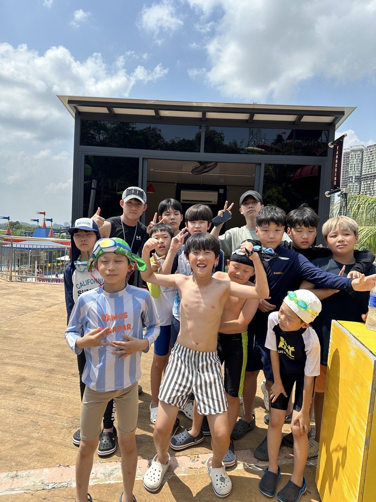 워터파크에서 신나게 물놀이를 즐기는 아이들